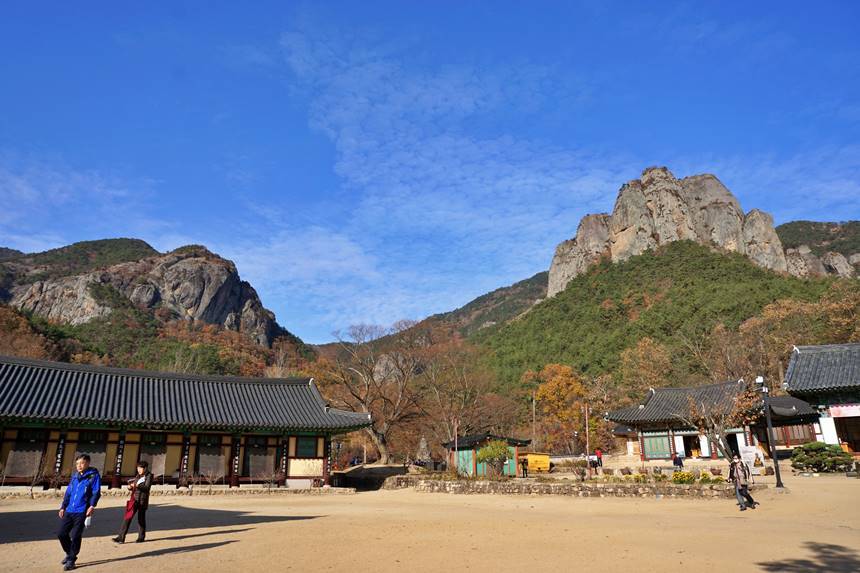 대전사 뒤로 부처님 다섯손가락을 닮은 거대한 기암이 눈에 들어온다. 사진=구완회 제공