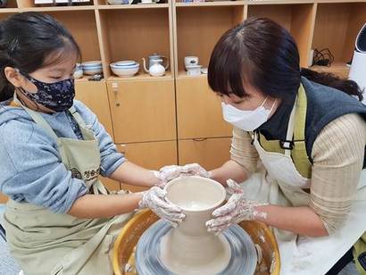 청송백자체험관에서 청송백자를 만들어볼 수 있다. 청송백자는 조선 후기를 대표하는 생활 도자기로, 하얀 도석을 곱게 빻은 가루로 만들어 눈처럼 희고 두께가 얇은 것이 특징이다. 사진=구완회 제공