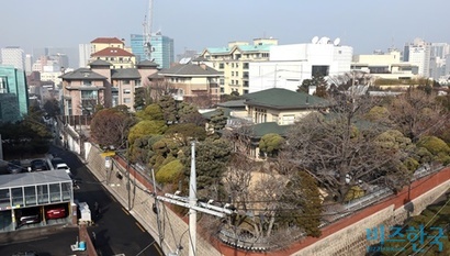 삼성그룹 창업주 고 이병철 회장이 생전 거주했던 장충동1가 단독주택. 단독주택 뒤로 호텔신라의 주차장 부지, 그 뒤로 이재현 CJ 회장의 자택인 제원빌라가 있고, 그 앞에는 CJ연구소와 이선호 리더가 최근 삼성 유족 4인으로부터 매입한 제2종 근린생활시설이 자리한다.  사진=임준선 기자