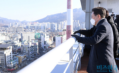 이재명 더불어민주당 대선 후보가 13일 서울 노원구의 한 건물에 올라 일대 노후아파트를 둘러보고 있다. 사진=국회사진취재단