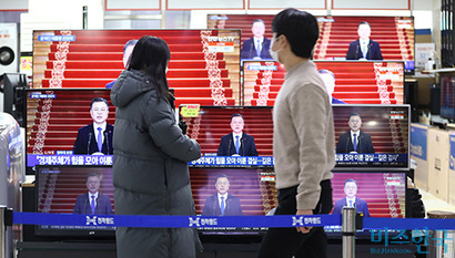 3일 오전 서울 용산구 용산전자상가에서 문재인 대통령의 2022년 신년사 방송이 중계되고 있다. 사진=박정훈 기자