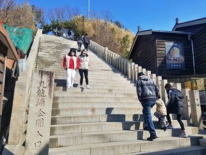 드라마 ‘동백꽃 필 무렵’ 포스터 속 풍경을 보려면 가파른 계단을 올라가야 한다. 사진=구완회 제공