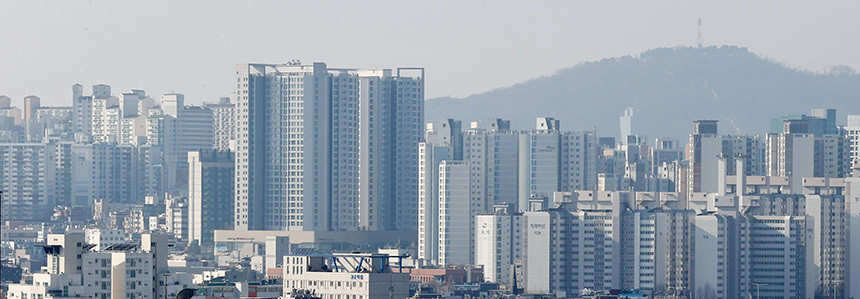 문재인 정부에서 고가 아파트 기준이 되는 공시가격 9억 원 초과 아파트 숫자는 8배 넘게 급증했다. 사진은 서울 아파트 모습으로 기사의 특정 내용과 관련 없다. 사진=연합뉴스