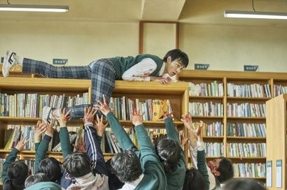 학교가 배경인 덕분에 ‘지금 우리 학교는’은 그간 볼 수 없었던 신선한 장면들이 다수 등장한다. 급식실에서 벌어지는 격투, 도서관에서 좀비떼를 피해 도망치는 신들은 학원물이기에 가능했던 장면들이다. 사진=넷플릭스 제공