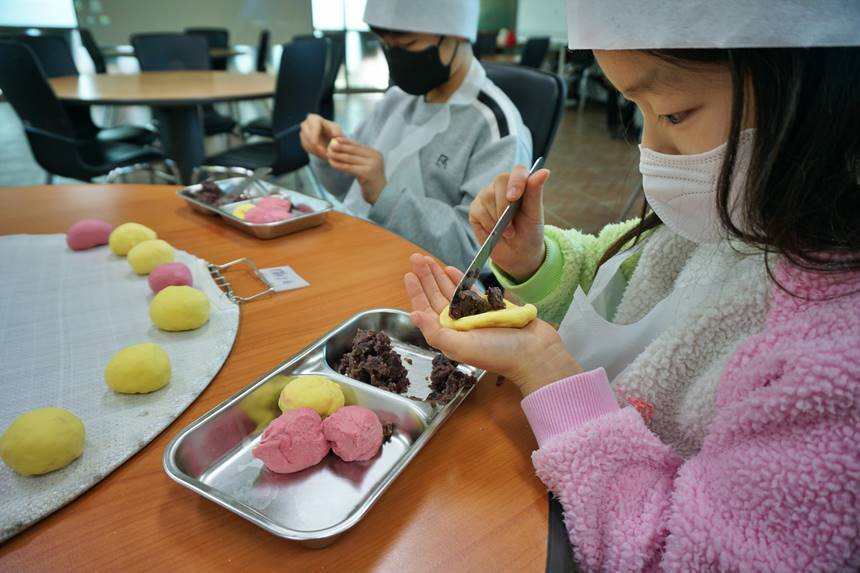 원주 황둔찐빵은 쌀가루로 반죽을 만들고 백련초와 호박, 파프리카 등을 넣어 여러 가지 색을 낸다. 팥과 함께 고구마로 소를 만들거나 팥소 대신 채소를 넣는 등 다양한 쌀찐빵을 선보인다. 사진=구완회 제공