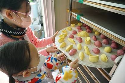 숙성실에 찐빵을 넣는 모습. 발효 과정을 거쳐야 폭신폭신 부드러운 찐빵이 된다. 사진=구완회 제공