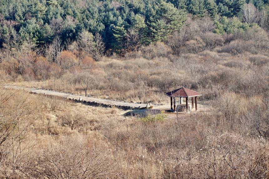 여러 가지 모양으로 빚은 찐빵이 숙성되는 동안 인근 단종대왕유배길을 산책하는 것도 좋다. 굽이굽이 고갯길을 올라가다 보면 어린 단종의 비통한 심정이 느껴진다.​ 단종대왕유배길의 어음소. 사진=구완회 제공