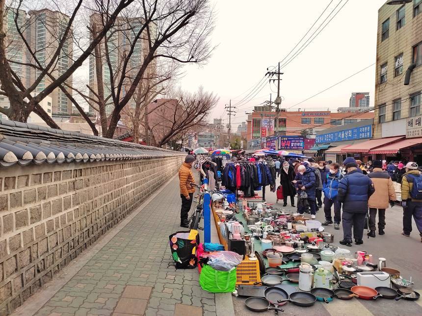 서울 시내 한복판, 시끌벅적 시장통 옆에 고즈넉하게 자리한 동묘(왼쪽). 사진=구완회 제공