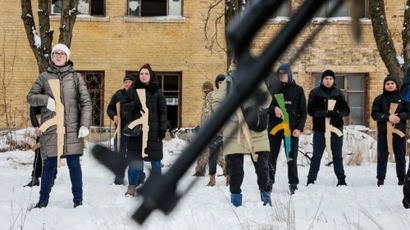 나무 총으로 훈련하는 우크라이나 시민들. 사진=rferl.org