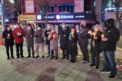 2월 21일 서울 홍대입구역 인근 먹거리 골목에서 코로나 피해 자영업 총연합 등이 촛불문화제를 열고 정부의 방역지침에 항의했다. 사진=심지영 기자