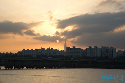 한강 북단에서 바라본 강남 아파트 전경. 사진=이종현 기자