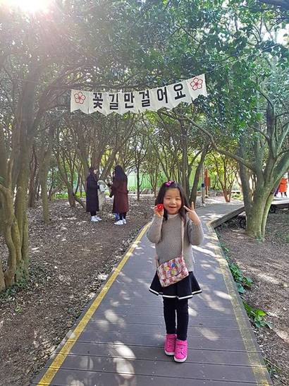 오동도는 동백꽃이 진 뒤에도 아기자기한 산책길과 어우러진 바다 풍경이 여전히 아름답다. 사진=구완회 제공