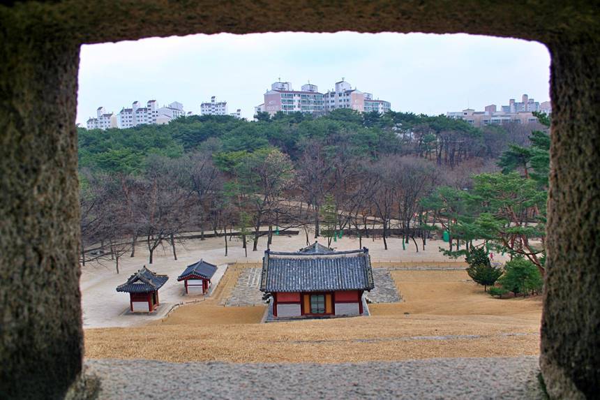 위에서 내려다본 정자각과 비각, 수복방. 애초 정동에 있던 정릉은 태종에 의해 사대문 밖인 지금의 자리로 옮겨졌다. 사진=구완회 제공