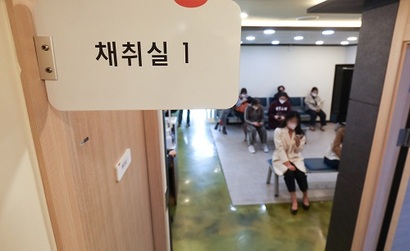 서울의 한 이비인후과 의원을 찾은 시민들이 코로나19 검사를 받기 위해 대기하고 있다. 사진=박정훈 기자