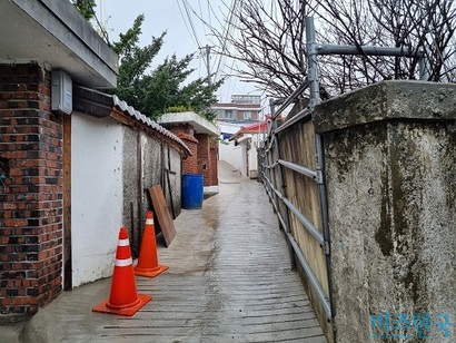 성북3구역 내 신축 빌라 공사 현장(위)과 노후한 거리의 모습. 사진=강은경 기자