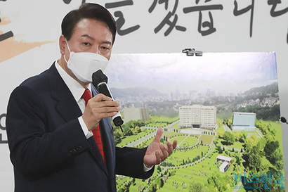 윤석열 대통령 당선인이 3월 20일 서울 종로구 삼청동 대통령직인수위원회 회견장에서 청와대 대통령 집무실의 용산 국방부 청사 이전 관련 기자회견을 하고 있다. 사진=국회사진취재단