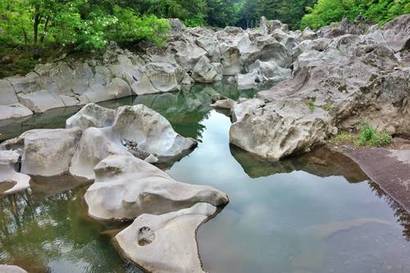 한라산 남북으로는 끈적한 용암이 흘러 울퉁불퉁 깊은 계곡이 생겨났다. 신선이 찾는다는 ‘방선문 계곡’도 그렇게 탄생했다. 사진=구완회 제공