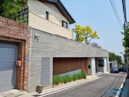 김윤 삼양그룹 회장이 ​​3년 전 ​아들 김건호 사장 땅에 지은 ​고급 단독주택. 공시가보다 3억 원 이상 낮은 가격에 아들에게 팔았다. 사진=차형조 기자