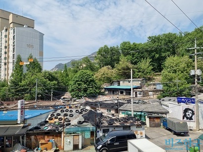 서울시는 오는 6월 타당성 조사 결과에 따라 투자심사를 맡길 예정이다. 투자심사 결과까지는 1년 반의 시간이 소요돼 사업 지연은 불가피할 것으로 보인다. 백사마을 입구 전경. 사진=강은경 기자