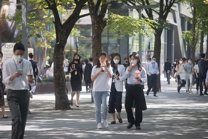 여의도 직장가에서 점심시간에 식사를 마친 많은 직장인들이 손에 커피를 들고 산책을 하고 있다. 사진=이종현 기자