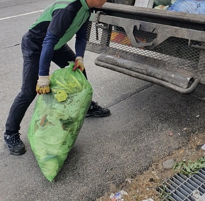 환경미화원이 쓰레기를 수거하고 있다. 사진=한국노총 연합노련 대전광역시환경노조