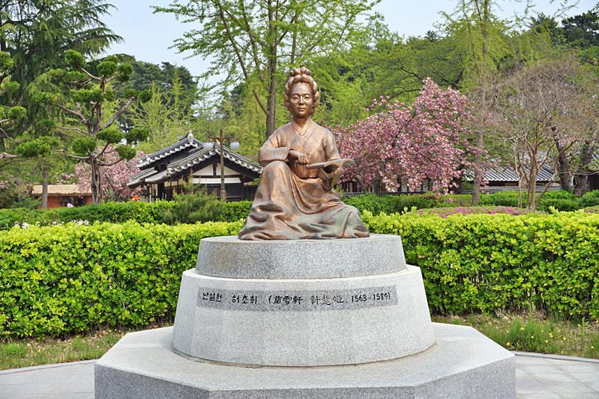 “내가 한스러운 건 첫째, 조선에 태어난 것이요, 둘째는 여성으로 태어난 것이요, 셋째는 지금의 남편과 결혼한 것이다.” 허난설헌은 이렇게 자신의 처지를 한탄했다. 기념관에 세워진 허난설헌 동상. 사진=구완회 제공