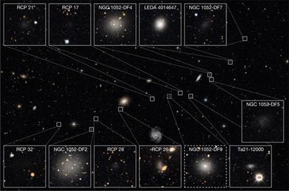 NGC 1052 주변에서 일렬로 쭉 이어진 것이 확인된 작고 흐릿한 왜소은하 행렬.