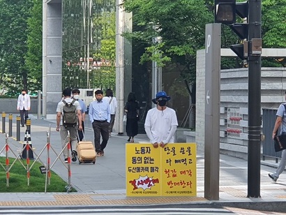 두산에너빌리티가 자회사 두산메카텍을 범한산업에 1000억 원 대에 매각하기로 결정한 가운데 임직원들이 졸속 매각이라며 반발하고 있다. 지난 7일 경상남도 창원공장 앞 매각 반대 집회(앞)와 지난 3일 경기 분당두산타워 앞에서 노조원이 매각 반대 1인 시위를 하는 모습. 사진=금속노조 두산메카텍지회 제공