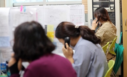 플랫폼 이용자가 늘면서 플랫폼 기업들이 콜센터를 확충하고 있다. 사진은 콜센터 노동자들의 모습으로 기사의 특정 내용과 관련 없다. 사진=연합뉴스