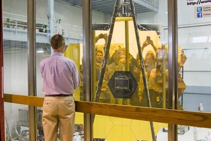 제임스 웹 우주 망원경 완성 후 거울에 반사된 자신들의 모습을 기념 촬영하는 귀여운 천문학자들. 사진=NASA