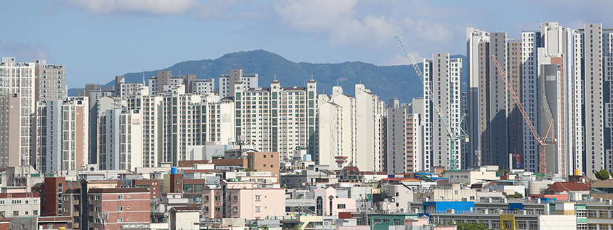 국토교통부가 6월 30일 대구 수성구를 투기과열지구에서 해제하고 나머지 7개 구·군은 조정대상지역에서 해제한다고 발표했다. 이로 인해 대구에서는 수성구만 조정대상지역으로 남게 됐다. 사진은 이날 오후 대구 서구 아파트 전경. 사진=연합뉴스