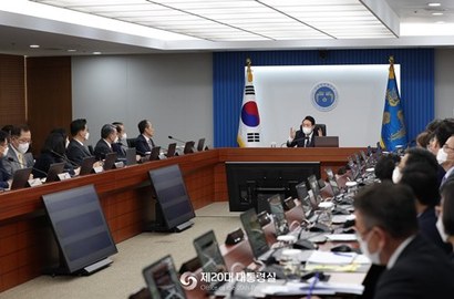 윤석열 정부가 공공기관 효율화 방안을 마련하고 혁신을 추진하면서 공공기관과 금융공기업들에 비상이 걸렸다. 지난 21일 국무회의에서 윤석열 대통령이 공공기관 혁신을 천명했다. 사진=대통령실 제공