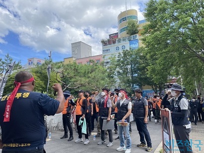 4일 광주광역시 광산구 환경미화원들이 무기한 집회를 열고 있다. 사진=전다현 기자