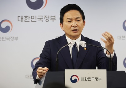 원희룡 국토부 장관이 5일 정부서울청사에서 한국토지주택공사와 한국철도공사 등 산하 공공기관으로부터 자체 혁신안을 제출받아 민관합동으로 철저한 검증을 하기로 했다며 브리핑을 하고 있다. 사진=연합뉴스