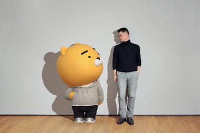 김범수 카카오 창업자(오른쪽)와 카카오 캐릭터인 라이언. 사진=카카오