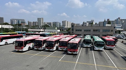 수원 및 화성에서 13개 노선을 운행하는 경진여객은 가장 먼저 입석 승차를 금지했다. 경진여객 차고지에 주차된 버스들. 사진=박해나 기자