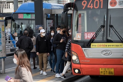 불법 입석 운행을 암묵적으로 허용하며 수도권 교통 문제를 방치했던 정부는 증차 계획을 발표하며 수습에 나섰다. 사진=이종현 기자