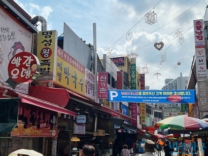 일각에서는 마트 의무휴업제도가 전통시장과 자영업자 보호를 넘어서 소비자 후생을 유지하는 기능이 있다는 지적이 나온다. 사진은 서울 동작구의 전통시장인 남성사계시장. 사진=강은경 기자