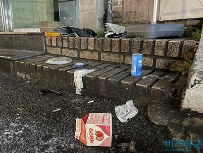 문화예술관광특구인 홍대에 나뒹구는 쓰레기들. 거리두기가 해제되면서 거리에는 쓰레기 투기가 폭발적으로 증가했다. 사진=전다현 기자