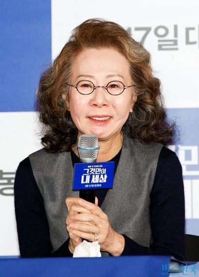 배우 윤여정 씨는 “우리는 낡았고 매너리즘에 빠졌고 편견을 가지고 있어요. 젊은이들에게 ‘니들이 뭘 알아?’라고 하면 안 되죠”라고 말했다. 사진=박정훈 기자