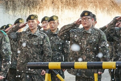 ‘신병’은 사단장 아버지와 연대장 삼촌을 둔 일명 ‘군수저’ 박민석이 신병으로 전입하면서 벌어지는 성장담을 중심으로 군대라는 특수 공간에서의 다양한 인간군상을 그려낸다. 사진=KT스튜디오지니 제공