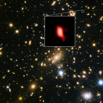 ALMA 관측으로 새롭게 확인한 가장 먼 나선은하 후보 JD1. 사진=ALMA(ESO/NAOJ/NRAO), NASA/ESA Hubble Space Telescope, W. Zheng(JHU), M. Postman(STScI), the CLASH Team, Hashimoto et al.