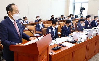 정부가 공공기관 혁신의 일환으로 향후 5년간 16조 원 이상의 국유재산을 매각하겠다고 발표하면서 ‘국유재산 민영화’ 논란이 불거지고 있다. 사진은 지난 8월 1일 추경호 경제부총리 겸 기재부장관이 국회 기획재정위원회 제1차 전체회의에 출석해 업무보고 하는 모습. 사진=박은숙 기자