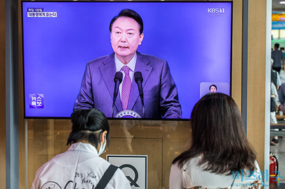 17일 오전 서울 용산구 서울역 대합실에서 시민들이 윤석열 대통령의 취임 100일 기자회견이 TV로 생중계되고 있다. 사진=최준필 기자