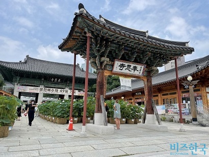 서울특별시 강남구 삼성동에 위치한 봉은사. 이 절 인근 1000평에 가까운 땅이 공사가 중단된 채 28년째 방치돼 있다. 사진=전다현 기자