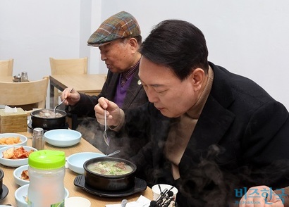 윤석열 대통령이 당선 직후 첫 외부 공식일정으로 서울 남대문시장을 찾아 상인회 회장단과 간담회를 마친 뒤 식당에서 식사를 하는 모습. 사진=국회사진취재단