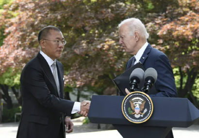 정의선 현대차그룹 회장이 2022년 5월 22일 서울 용산구 그랜드하얏트 호텔에서 조 바이든 미국 대통령과 악수하고 있다. 사진=현대차그룹