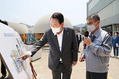 윤석열 대통령이 6월 22일 오전 경남 창원시 두산에너빌리티를 방문해 생산현장(원자력공장)에서 신한울 3·4호기 원자로와 증기발생기용 주단소재 보관장에서 원자력 발전소 조감도를 살펴보고 있다. 사진=연합뉴스