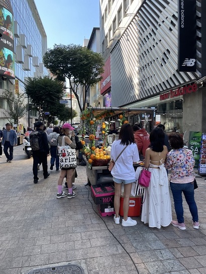 외국인 관광객들이 명동 노점상에서 음료수를 구입하고 있다. 사진=박해나 기자