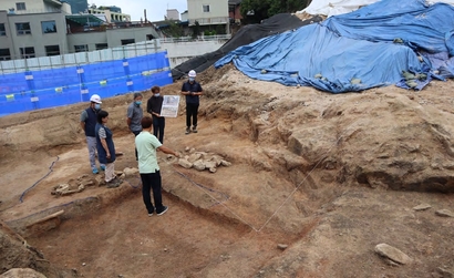 신세계 도심연구원 부지 매장문화재 훼손과 관련해 문화재청에서 현장 실사를 하는 모습. 자료=수도문물연구원 유적조사보고서